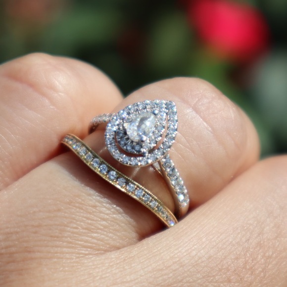 Pear shape diamond engagement ring - Picture 6 of 7